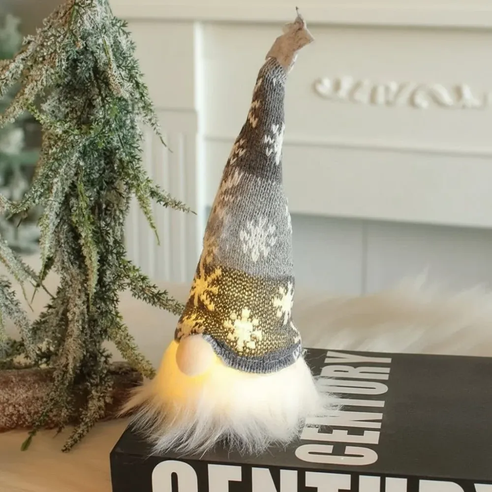 GLIMMERGNOME – Gnomo de peluche suave con iluminación LED suave Cozey Maison